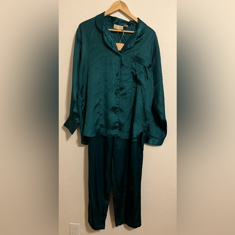 Vintage Victoria’s Secret VS Gold Label Green Satin Long Sleeve Pajama Pant Set